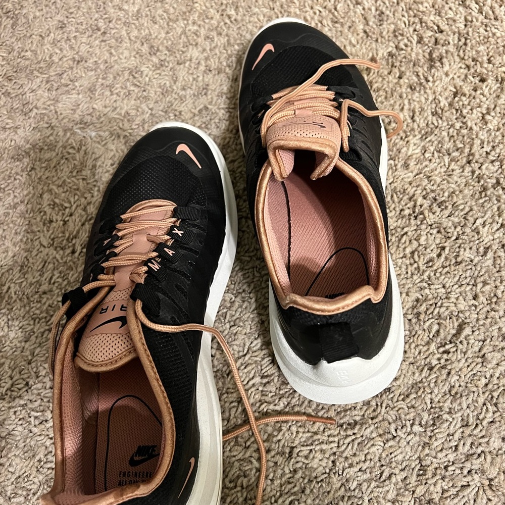 Nike women’s Air Max Axis - size: 10.5 - Picture 4 of 4